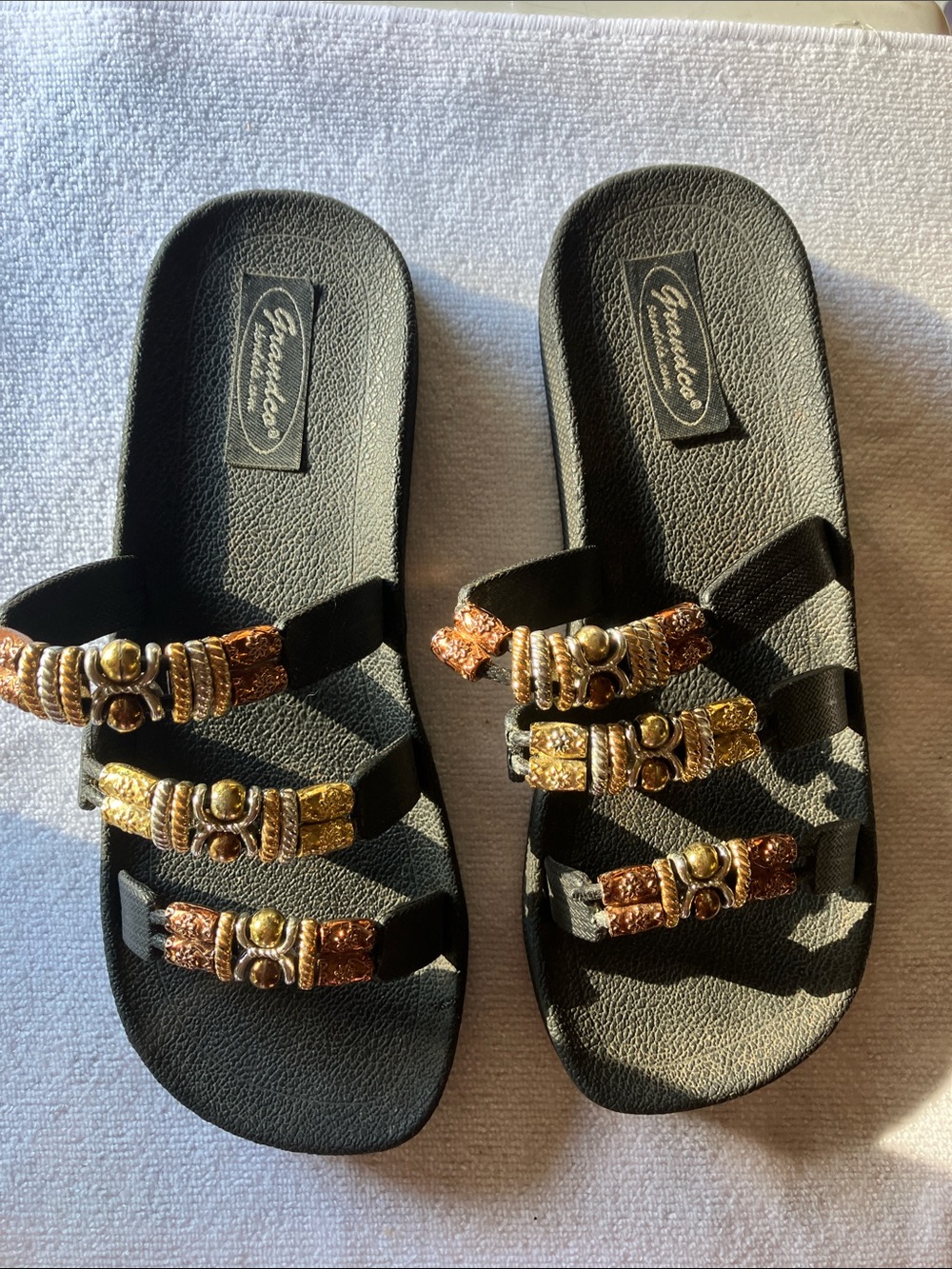 Grandco Jeweled womens Sz 8 3 strap sandals w/metallic multicolored beads